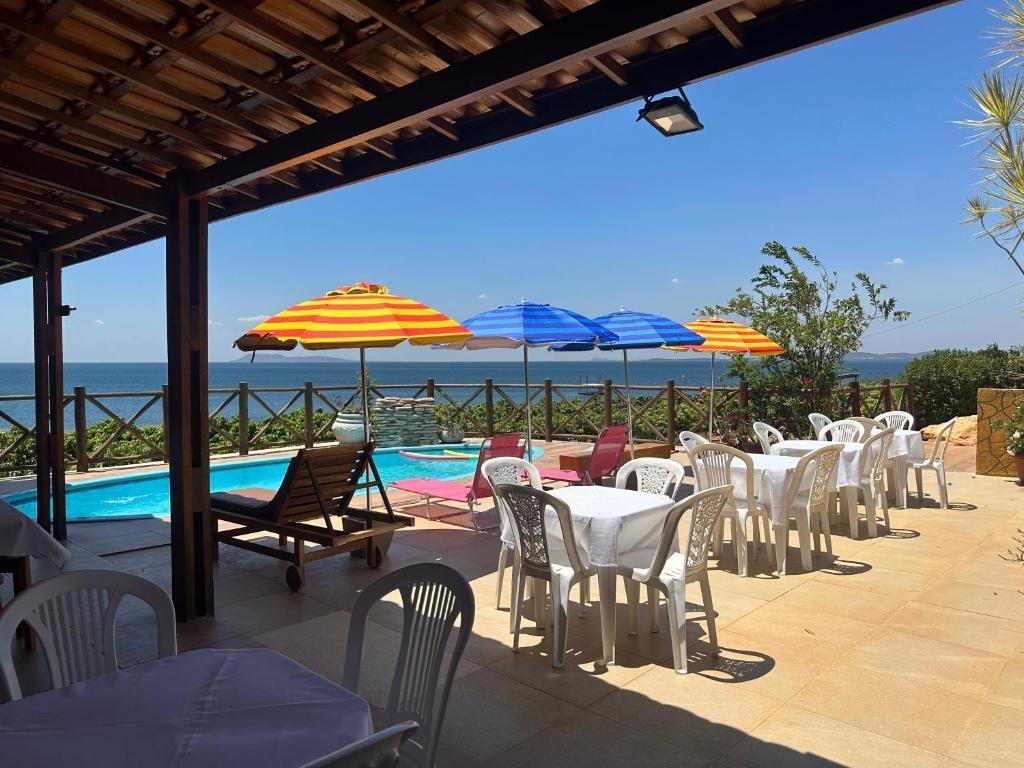 Área externa com piscina e vista para água